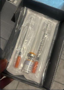 Foto enviada pela cliente mostrando caixa de entrega aberta