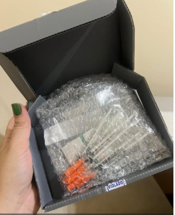 Foto enviada pela cliente mostrando produto protegido na caixa