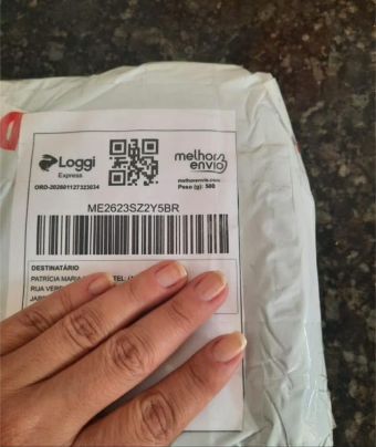 Foto enviada pela cliente mostrando o pacote recebido