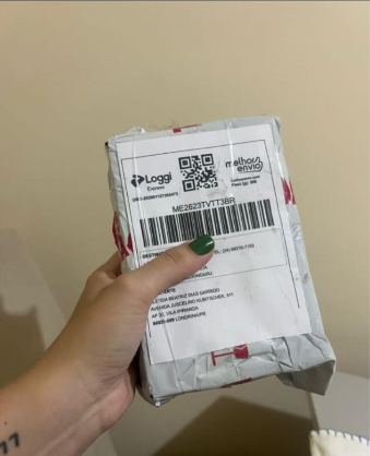Foto enviada pela cliente mostrando pacote entregue
